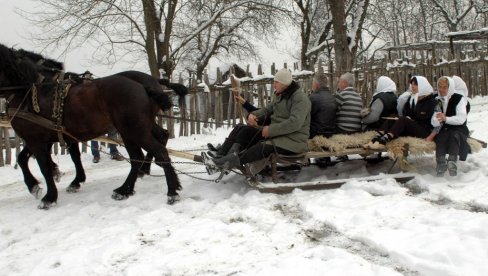 JADAR ČUVA PRELA I POSELA: Borba ljudi u lozničkom kraju da od zaborava spasu običaje i tradiciju JADAR ČUVA PRELA I POSELA: Borba ljudi u lozničkom kraju da od zaborava spasu običaje i tradiciju