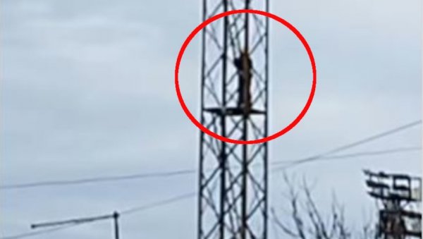 ДРАМА У ПАНЧЕВУ ОКОНЧАНА СРЕЋНИМ КРАЈЕМ: Човек сишао са врха великог торња код железнице ДРАМА У ПАНЧЕВУ ОКОНЧАНА СРЕЋНИМ КРАЈЕМ: Човек сишао са врха великог торња код железнице