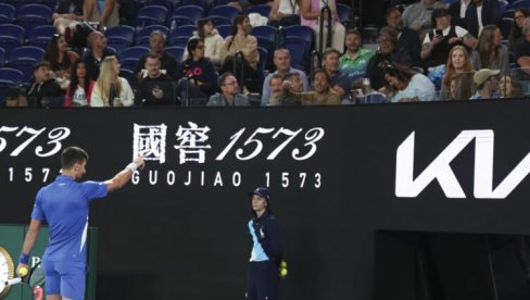 SIĐI, SIĐI! Popirin provocirao Đokovića, a onda je Novak hteo da se bije sa jednim navijačem (VIDEO) SIĐI, SIĐI! Popirin provocirao Đokovića, a onda je Novak hteo da se bije sa jednim navijačem (VIDEO)