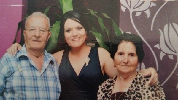 РОДИЛА МАМА ВЕРИЦА, ЧУВАЛА МАМА ЉУБИЦА: Када је у Врању јетрва јетрви родила дете, на свет је дошла Јелена РОДИЛА МАМА ВЕРИЦА, ЧУВАЛА МАМА ЉУБИЦА: Када је у Врању јетрва јетрви родила дете, на свет је дошла Јелена