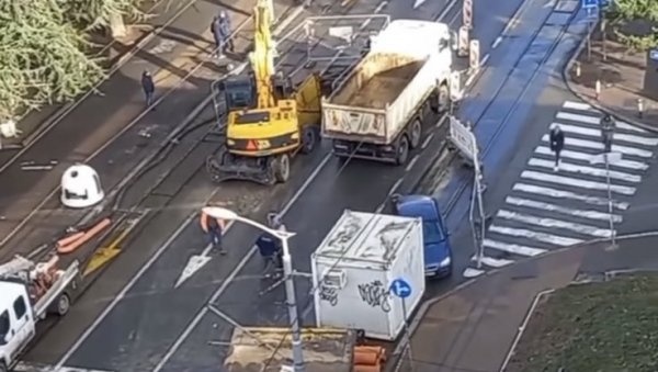 РАДОВИ У ПОЖЕШКОЈ БЛОКИРАЛИ БАНОВО БРДО: Грађани који се возе аутобусима који пролазе преко Бановог брда морају да се наоружају стрпљење РАДОВИ У ПОЖЕШКОЈ БЛОКИРАЛИ БАНОВО БРДО: Грађани који се возе аутобусима који пролазе преко Бановог брда морају да се наоружају стрпљење