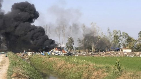 STRAVIČNA EKSPLOZIJA U FABRICI VATROMETA: Više od 20 osoba izgubilo život (FOTO) STRAVIČNA EKSPLOZIJA U FABRICI VATROMETA: Više od 20 osoba izgubilo život (FOTO)