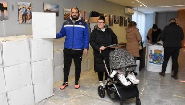 ДЕЧЈА АУТО - СЕДИШТА НА ПОКЛОН: У Општини Земун дарове добило више од стотину малишана ДЕЧЈА АУТО - СЕДИШТА НА ПОКЛОН: У Општини Земун дарове добило више од стотину малишана