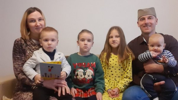 ВЕРУЈЕМО ДА СЕ СЛОБОДА НОСИ У СРЦУ: Илићи се са четворо деце вратили на КиМ ВЕРУЈЕМО ДА СЕ СЛОБОДА НОСИ У СРЦУ: Илићи се са четворо деце вратили на КиМ