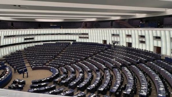 ПОСЛЕДЊИ ДАН ЗА ГЛАСАЊЕ НА ИЗБОРИМА ЗА ЕП: Ко би могао прикупити највише гласова, а ко доживети фијаско? ПОСЛЕДЊИ ДАН ЗА ГЛАСАЊЕ НА ИЗБОРИМА ЗА ЕП: Ко би могао прикупити највише гласова, а ко доживети фијаско?
