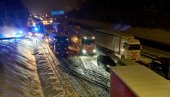 SNEŽNA OLUJA NAPRAVILA HAOS U NEMAČKOJ: Blokirani putevi, putnici satima čekaju u vozilima (FOTO/VIDEO)