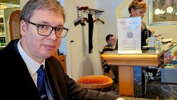 УОЧИ САСТАНКА СА УРСУЛОМ ФОН ДЕР ЛАЈЕН: Председник показао како се припрема за разговор са председницом Европске комисије (ФОТО) УОЧИ САСТАНКА СА УРСУЛОМ ФОН ДЕР ЛАЈЕН: Председник показао како се припрема за разговор са председницом Европске комисије (ФОТО)