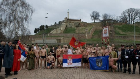 ZA ČASNI KRST: Pripadnici MUP-a, Žandarmerije, SAJ-a i Kraljevski red vitezova plivali uoči Bogojavljenja (FOTO) ZA ČASNI KRST: Pripadnici MUP-a, Žandarmerije, SAJ-a i Kraljevski red vitezova plivali uoči Bogojavljenja (FOTO)