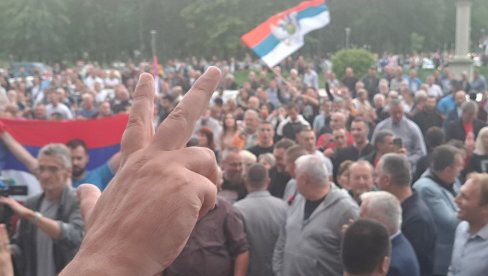 СРБИ У ЦРНОЈ ГОРИ УСТАЈУ ПРОТИВ ИЗДАЈЕ: Све већа подршка скупу у среду од 19 сати у Подгорици