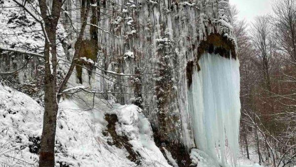 ЗИМСКА ЧАРОЛИЈА НА ОБРОНЦИМА ЈУЖНОГ КУЧАЈА: Готово нестваран призор водопада Прскало код Деспотовца (ФОТО) ЗИМСКА ЧАРОЛИЈА НА ОБРОНЦИМА ЈУЖНОГ КУЧАЈА: Готово нестваран призор водопада Прскало код Деспотовца (ФОТО)
