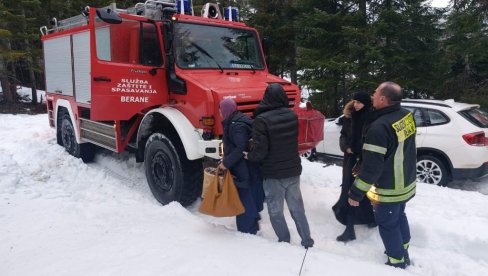 U SNEGU ZAVEJANI I TRUDNICA I DECA: Drama na planini Jelovica, vatrogasci spasli pet osoba iz Novog Pazara (FOTO)