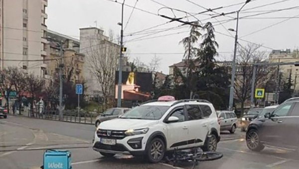 ПРЕГАЖЕН БИЦИКЛИСТА, ПОДЛЕТЕО ПОД ТАКСИ: Тешка несрећа у центру Београда (ФОТО)