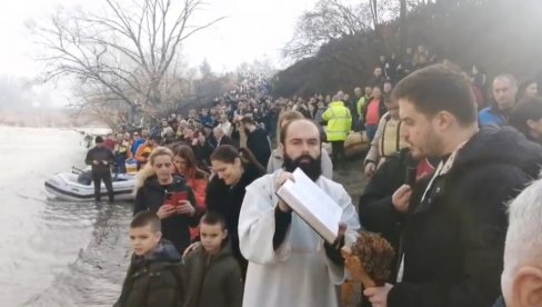 БОГОЈАВЉЕЊЕ У БИЈЕЛОМ ПОЉУ: До крста најбржи Слободан Јеврић БОГОЈАВЉЕЊЕ У БИЈЕЛОМ ПОЉУ: До крста најбржи Слободан Јеврић