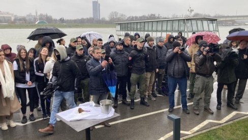 PLIVANJE ZA ČASNI KRST NA SAVSKOJ PROMENADI: U beogradskoj opštini obeležen praznik Bogojavljanje (FOTO/VIDEO) PLIVANJE ZA ČASNI KRST NA SAVSKOJ PROMENADI: U beogradskoj opštini obeležen praznik Bogojavljanje (FOTO/VIDEO)