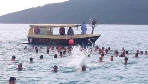 HERCEG NOVI ČUVA TRADICIJU: Bogojavljenski krst u rukama Nikole Moskova (FOTO/ VIDEO) HERCEG NOVI ČUVA TRADICIJU: Bogojavljenski krst u rukama Nikole Moskova (FOTO/ VIDEO)