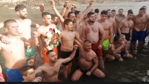 BOGOJAVLJENSKO PLIVANJE U BERANAMA: Do časnog krsta prvi Staniša Vučeljić (VIDEO) BOGOJAVLJENSKO PLIVANJE U BERANAMA: Do časnog krsta prvi Staniša Vučeljić (VIDEO)