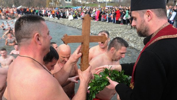 ПЛИВАЊЕ ЗА КРСТ ЧАСНИ: Традиционална богојављенска манифестација у Краљеву (ФОТО) ПЛИВАЊЕ ЗА КРСТ ЧАСНИ: Традиционална богојављенска манифестација у Краљеву (ФОТО)