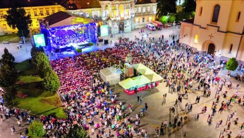MUZIČKA ČAROLIJA SA LUČIĆEM: Direktor Zrenjaninske filharmonije Roman Bugar o novogodišnjem koncertu i dosadašnjem radu MUZIČKA ČAROLIJA SA LUČIĆEM: Direktor Zrenjaninske filharmonije Roman Bugar o novogodišnjem koncertu i dosadašnjem radu