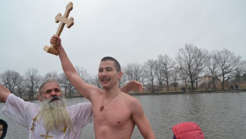 ORTOPED I PSIHOLOG PRVI DOPLIVALI DO ČASNOG KRSTA U KIKINDI: Grad ih nagradio zlatnicima (FOTO) ORTOPED I PSIHOLOG PRVI DOPLIVALI DO ČASNOG KRSTA U KIKINDI: Grad ih nagradio zlatnicima (FOTO)