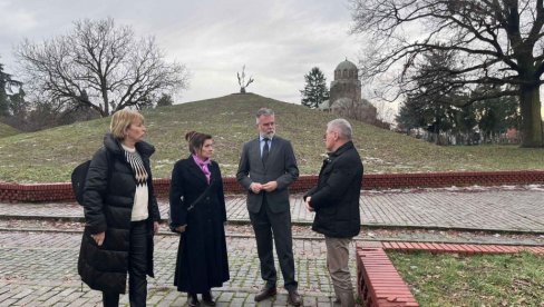 MUZEJSKI STRUČNJACI U SREMSKOJ MITROVICI ZBOG SKRNAVLJENJA SPOMEN-GROBLJA STRELJANIH: Hitan sastanak u vezi sa programom za očuvanje sećanja MUZEJSKI STRUČNJACI U SREMSKOJ MITROVICI ZBOG SKRNAVLJENJA SPOMEN-GROBLJA STRELJANIH: Hitan sastanak u vezi sa programom za očuvanje sećanja