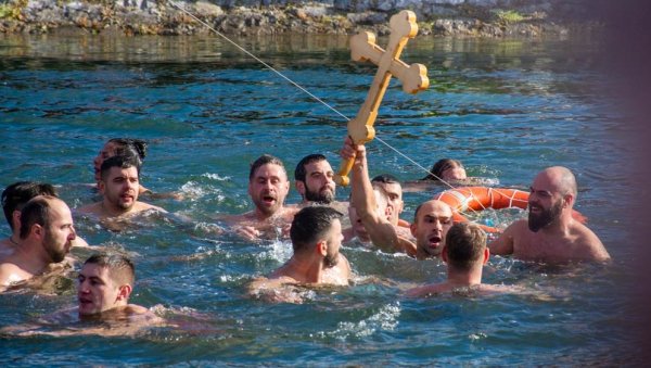 БОГОЈАВЉЕЊЕ У ЗАЈЕЧАРУ: Марку титула православног витеза (ФОТО)