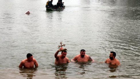 BOJAN OŽEGOVIĆ NAJBRŽE DOPLIVAO DO ČASNOG KRSTA: Tradicionalna manifestacija u Apatinu BOJAN OŽEGOVIĆ NAJBRŽE DOPLIVAO DO ČASNOG KRSTA: Tradicionalna manifestacija u Apatinu