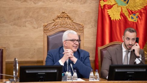 МРЖЊА ЗБОГ ТРОБОЈКЕ: Посланици јуче скренули са дневног реда Скупштине