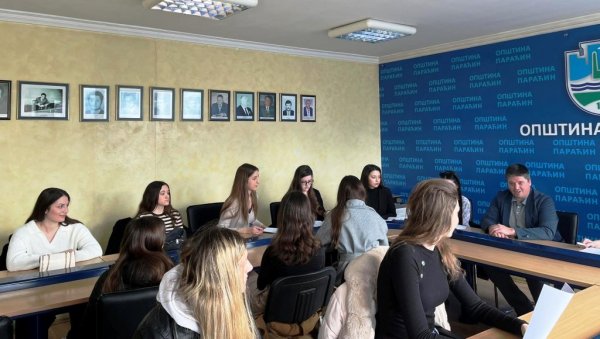 СА НАЈБОЉИМ СТУДЕНТИМА И УЧЕНИЦАМА: У Параћину потписани уговори о стипендирању (ФОТО) СА НАЈБОЉИМ СТУДЕНТИМА И УЧЕНИЦАМА: У Параћину потписани уговори о стипендирању (ФОТО)