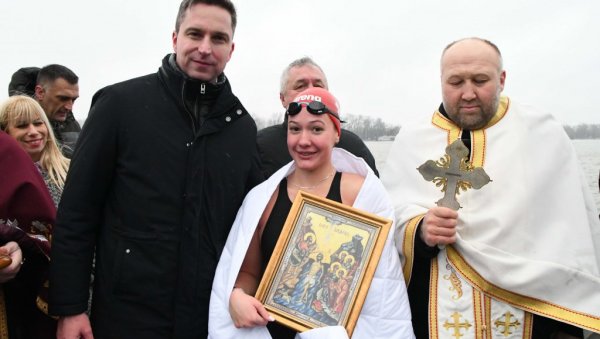 МАРИЈА ПРВА ДО ЧАСНОГ КРСТА : Стотину учесника Богојављенског пливања у Сремској Каменици МАРИЈА ПРВА ДО ЧАСНОГ КРСТА : Стотину учесника Богојављенског пливања у Сремској Каменици