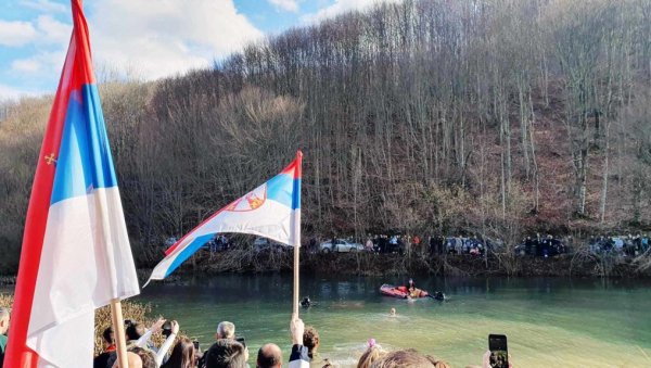 ПЛИВАЛО ШЕСТ ДАМА: Успешно Богојављенско пливање на Грзи код Параћина (ФОТО) ПЛИВАЛО ШЕСТ ДАМА: Успешно Богојављенско пливање на Грзи код Параћина (ФОТО)