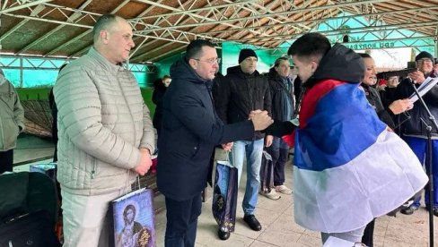 NIJE IH ZAUSTAVILA NI KIŠA NI SNEG: Na jezeru Očaga održana tradicionalna manifestacija Bogojavljenskog plivanja za Časni krst (FOTO) NIJE IH ZAUSTAVILA NI KIŠA NI SNEG: Na jezeru Očaga održana tradicionalna manifestacija Bogojavljenskog plivanja za Časni krst (FOTO)