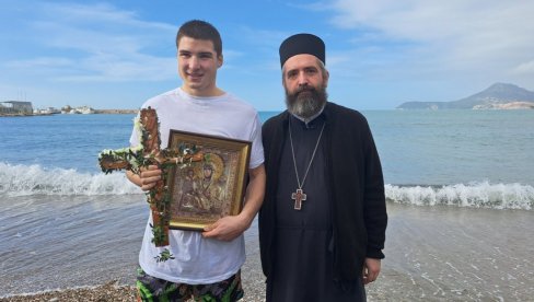 PUNA PLAŽA VERNIKA U BARU: Vuk stigao prvi do časnog krsta, Tadija najmlađi, Milo najstariji PUNA PLAŽA VERNIKA U BARU: Vuk stigao prvi do časnog krsta, Tadija najmlađi, Milo najstariji