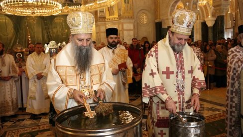 NA DAN KRŠTENJA GOSPODNJEG JAVIO SE BOG: Patrijarh Porfirije na Bogojavljenje bogoslužio u hramu Svetog Save (FOTO) NA DAN KRŠTENJA GOSPODNJEG JAVIO SE BOG: Patrijarh Porfirije na Bogojavljenje bogoslužio u hramu Svetog Save (FOTO)