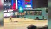 СНЕГ ИЗАЗВАО ХАОС: Аутобус излетео на тротоар, повређена и трудница (ВИДЕО) СНЕГ ИЗАЗВАО ХАОС: Аутобус излетео на тротоар, повређена и трудница (ВИДЕО)