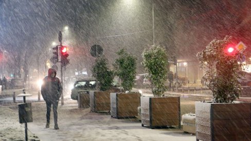 PET DELOVA SRBIJE VEČERAS NA UDARU JAKIH PADAVINA: RHMZ upravo izdao upozorenje - popaljeni meteoalarmi PET DELOVA SRBIJE VEČERAS NA UDARU JAKIH PADAVINA: RHMZ upravo izdao upozorenje - popaljeni meteoalarmi
