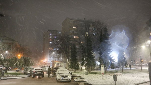 (ВИДЕО) ВОЗАЧИ ОПРЕЗ ЛЕД И СНЕГ НА КОЛОВОЗУ: Бесни мећава на југозападу Србије, прве пахуље и у Београду (ВИДЕО) ВОЗАЧИ ОПРЕЗ ЛЕД И СНЕГ НА КОЛОВОЗУ: Бесни мећава на југозападу Србије, прве пахуље и у Београду