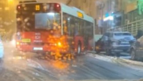 SAOBRAĆAJKA U BEOGRADU: Proklizao autobus 89 (VIDEO) SAOBRAĆAJKA U BEOGRADU: Proklizao autobus 89 (VIDEO)