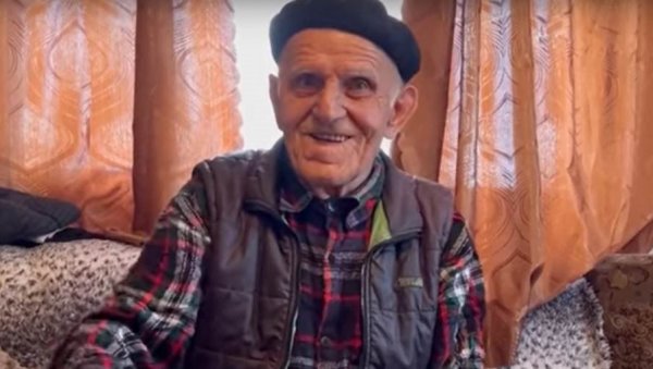 ПЕНЗИОНЕР (90) РЕШИО ДА СЕ ЖЕНИ: Услови су да не троши лекове и не носи штап (ВИДЕО) ПЕНЗИОНЕР (90) РЕШИО ДА СЕ ЖЕНИ: Услови су да не троши лекове и не носи штап (ВИДЕО)