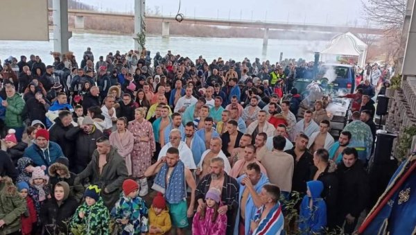 РЕКОРДАН БРОЈ ПЛИВАЧА: Богојављење обележено и на Дрини код Лознице РЕКОРДАН БРОЈ ПЛИВАЧА: Богојављење обележено и на Дрини код Лознице