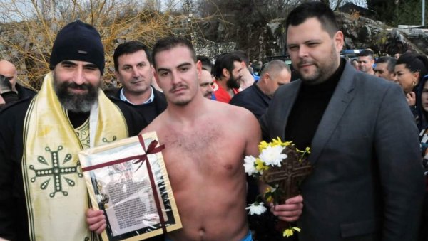ВУК ПРВИ ДО ЧАСНОГ КРСТА: Никшићани обележили Богојављење (ВИДЕО) ВУК ПРВИ ДО ЧАСНОГ КРСТА: Никшићани обележили Богојављење (ВИДЕО)