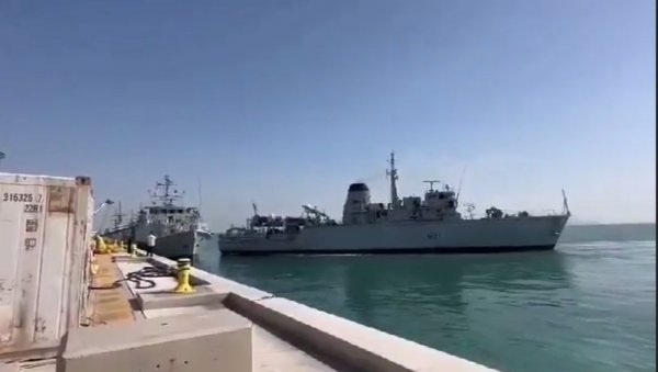 ПОГЛЕДАЈТЕ – БРУКА БРИТАНСКЕ МОРНAРИЦЕ: Судар два брода Његовог величанства у луци! (ВИДЕО) ПОГЛЕДАЈТЕ – БРУКА БРИТАНСКЕ МОРНAРИЦЕ: Судар два брода Његовог величанства у луци! (ВИДЕО)