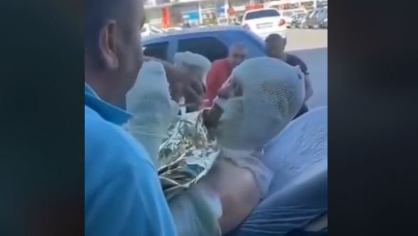 САВ У ЗАВОЈИМА И НА БОЛНИЧКОМ КРЕВЕТУ: Оно што овај човек покушава да уради, насмејало али и разбеснело многе (ВИДЕО) САВ У ЗАВОЈИМА И НА БОЛНИЧКОМ КРЕВЕТУ: Оно што овај човек покушава да уради, насмејало али и разбеснело многе (ВИДЕО)