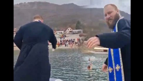 NA BOGOJAVLJANJE - SCENA ZA PAMĆENJE: Plivalo se za Časni krst, a sveštenik je sve oduševio potezom (VIDEO) NA BOGOJAVLJANJE - SCENA ZA PAMĆENJE: Plivalo se za Časni krst, a sveštenik je sve oduševio potezom (VIDEO)
