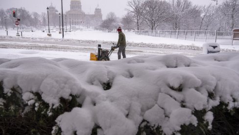 SNEŽNA MEĆAVA ODNELA VIŠE OD 50 ŽIVOTA: Zima pokazala zube, haotično stanje na američkom kontinentu (FOTO/VIDEO)