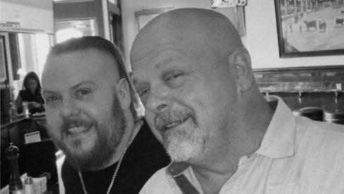 ПРЕМИНУО СИН ПОЗНАТОГ БИЗНИСМЕНА: Породица сломљена од бола, огласили се кратком поруком ПРЕМИНУО СИН ПОЗНАТОГ БИЗНИСМЕНА: Породица сломљена од бола, огласили се кратком поруком