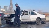 ПОЛА АУТОМОБИЛА СМРСКАНО: Тешка соабраћајна несрећа на Газели (ВИДЕО) ПОЛА АУТОМОБИЛА СМРСКАНО: Тешка соабраћајна несрећа на Газели (ВИДЕО)