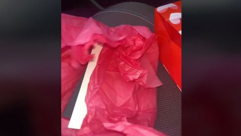 OSTAVILA MOMKA POSLE 7 GODINA VEZE, PA OD NJEGA DOBILA POKLON: Komentari na mrežama se samo nižu, ljudi u neverici posle ovakvog gesta (VIDEO) OSTAVILA MOMKA POSLE 7 GODINA VEZE, PA OD NJEGA DOBILA POKLON: Komentari na mrežama se samo nižu, ljudi u neverici posle ovakvog gesta (VIDEO)