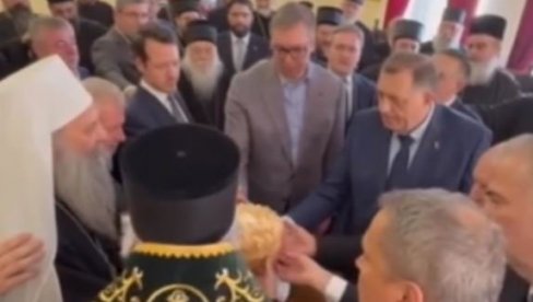 PATRIJARH PORFIRIJE PROSLAVIO KRSNU SLAVU: Među zvanicama predsednik Vučić i Dodik (VIDEO) PATRIJARH PORFIRIJE PROSLAVIO KRSNU SLAVU: Među zvanicama predsednik Vučić i Dodik (VIDEO)