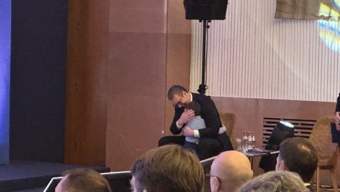 NAJDIRLJIVIJI MOMENAT SA KONFERENCIJE: Dečak otrčao predsedniku Vučiću u zagrljaj (VIDEO) NAJDIRLJIVIJI MOMENAT SA KONFERENCIJE: Dečak otrčao predsedniku Vučiću u zagrljaj (VIDEO)