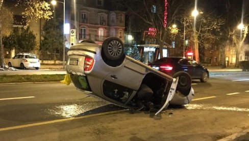 AUTOMOBIL ZAVRŠIO NA KROVU: Saobraćajna nesreća u Novom Sadu (VIDEO) AUTOMOBIL ZAVRŠIO NA KROVU: Saobraćajna nesreća u Novom Sadu (VIDEO)